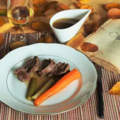 Assiette de joue de porc au cidre, carottes et poireaux. Quel vin avec joue de porc au cidre ? Un cidre doux ou un vin blanc fruité.