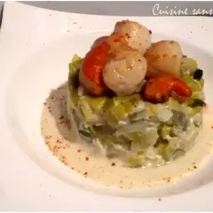 Noix de Saint-Jacques poêlées sur lit de poireaux à la crème. Un délice qui appelle un vin blanc sec.