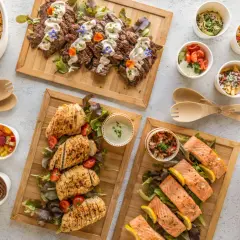 Un buffet déjeuner généreux avec viandes, poissons, salades et accompagnements variés.