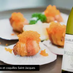 Coquilles Saint-Jacques au safran et vin blanc, accompagnées d'une bouteille de Chablis.