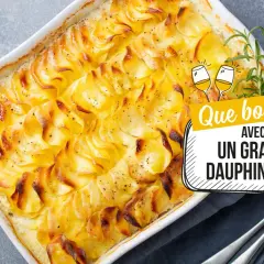 Un gratin dauphinois doré et crémeux, prêt à être dégusté. Quelle boisson pour accompagner ce plat ?