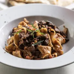 Pâtes fraîches avec un riche civet de bœuf mijoté au vin rouge, garni de romarin. Un plat réconfortant parfait pour les soirées d'automne.