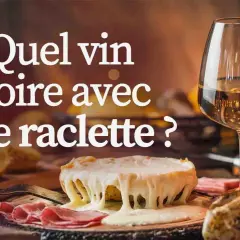 Un verre de vin blanc à côté d'une raclette fondue. Quel vin choisir pour un accord parfait avec votre raclette ?
