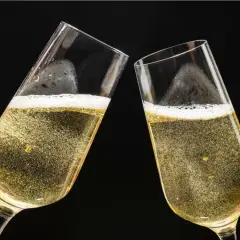 Deux flûtes de champagne pétillant, un toast pour célébrer la différence champagne et mousseux.