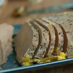 Tranche de foie gras assaisonnée, parfaite avec un vin pour foie gras et saumon.