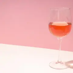 Verre de vin rosé, parfait pour une dégustation à la bonne température.