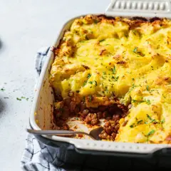 Un plat réconfortant de parmentier de canard, prêt à être dégusté. Quel vin avec parmentier de canard ? Un Pinot Noir serait parfait.