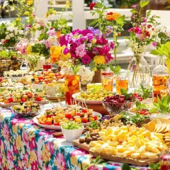 Un buffet coloré avec des brochettes, des fromages, des olives et des fruits, parfait pour une idée repas soirée entre jeunes.