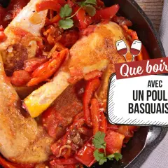 Un plat de poulet basquaise savoureux, avec des morceaux de poulet tendres mijotés dans une sauce tomate et poivrons rouges. Parfait avec un bon vin.