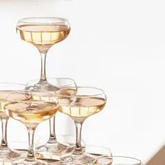 Une pyramide de champagne étincelante, prête pour une célébration.