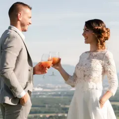 Jeune mariés trinquant avec des verres de boisson fruitée, une belle quantité pour célébrer leur amour.