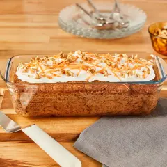 Gâteau aux carottes dans un plat en verre, garni de glaçage, carottes râpées et noix. Est-ce que le verre va au four ? Oui, ce plat en verre est conçu pour la cuisson.