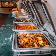 Buffet de plats chauds, une organisation de repas qui apporte variété et saveurs.