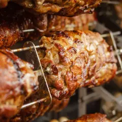 Cochon de lait grillé sur une rôtissoire. Quel vin avec cochon de lait grillé ? Un rouge fruité et léger serait parfait.