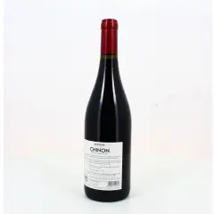 Bouteille de vin rouge Chinon, un cépage chinon rouge de la Loire, avec une étiquette blanche et une capsule rouge.