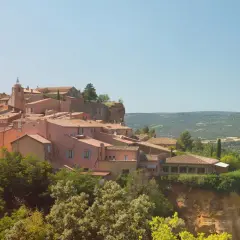 Village de Roussillon, terre du midi rosé, avec ses maisons ocres perchées sur une falaise. Un paysage provençal qui invite à la dégustation.