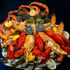Une assiette de fruits de mer pour une personne : homards, langoustines, crevettes, oursins, huîtres et caviar.