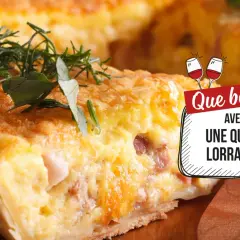 Une part de quiche lorraine garnie d'herbes. Le texte demande : quel vin avec une quiche lorraine ?
