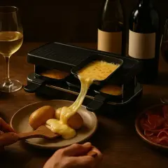 Raclette fondant, pommes de terre, charcuterie et un verre de Chablis. Un délice pour les papilles.