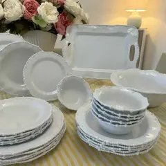 Vaisselle blanche en mélamine, joliment décorée de perles. Attention, la mélamine peut présenter un danger si chauffée.