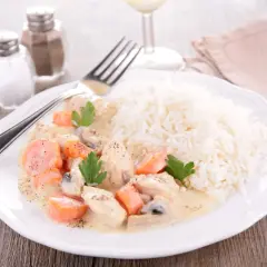 Blanquette de poisson crémeuse avec riz blanc, carottes et champignons. Quel vin avec blanquette de poisson ? Un vin blanc sec et fruité serait parfait.