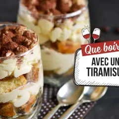 Deux verres de tiramisu, parsemés de cacao, invitent à découvrir que boire avec un tiramisu. Des cuillères attendent patiemment.