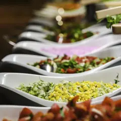 Un buffet frais et coloré, parfait pour un menu campagnard. Salades de maïs, tomates, herbes fraîches et autres délices.