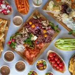 Plateaux variés : charcuterie, fromages, crudités, dips et pains. Parfait pour une idée repas soirée nombreux, convivial et gourmand.