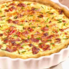 Une tourte dorée aux lardons et ciboulette, parfaite en accompagnement tourte pour un repas convivial.