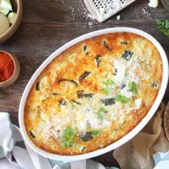 Un gratin de courgettes doré et gratiné, prêt à être dégusté. Quel accompagnement avec ce plat savoureux ?