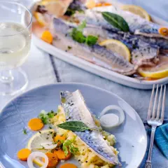 Maquereaux au vin blanc servis avec purée, carottes et citron. Quel accompagnement parfait pour ce plat !