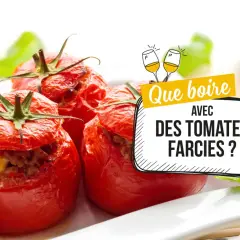 Quel vin avec tomates farcies ? Des tomates farcies appétissantes sur une assiette blanche, prêtes à être dégustées avec le bon vin.