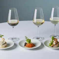 Trois bouchées à la reine, accompagnées de trois verres de vin blanc. Un accord parfait pour un repas royal.