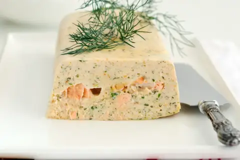 Un délicieux pain de poisson froid, garni d'aneth frais, prêt à être dégusté.