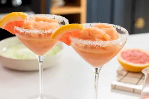 Deux cocktails glacés au pamplemousse, bordés de sucre, parfaits pour un apéro sans alcool.