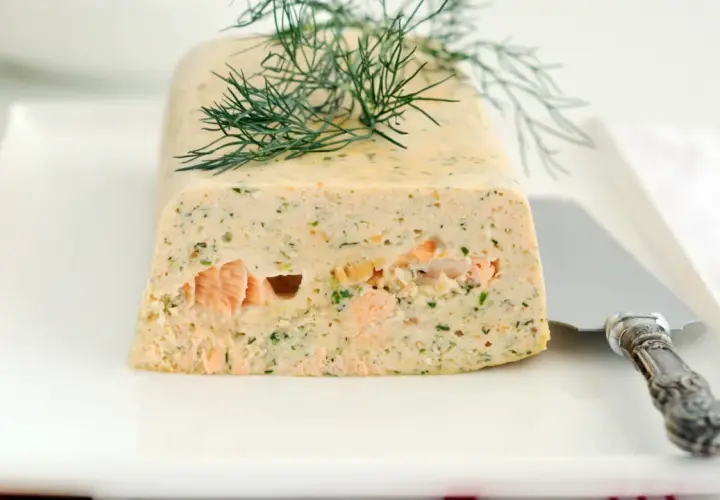 Un délicieux pain de poisson froid, garni d'aneth frais, prêt à être dégusté.