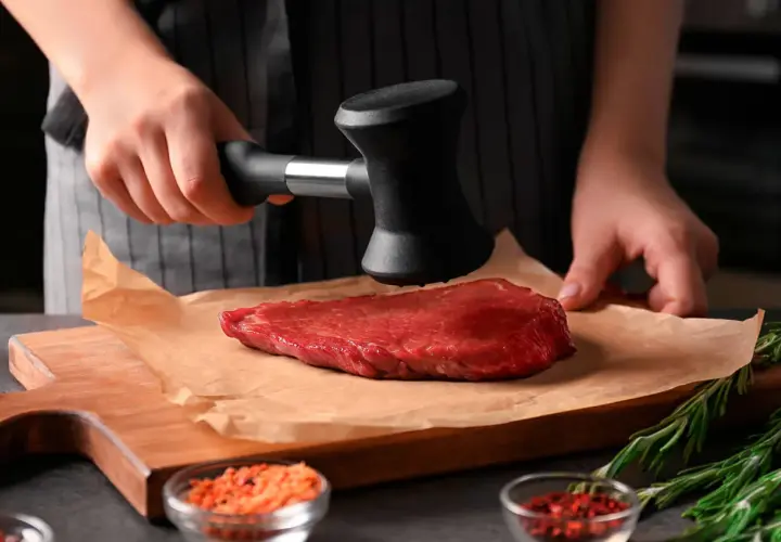 Préparation d'un steak tendre : on explique pourquoi taper la viande pour attendrir les fibres avant la cuisson.