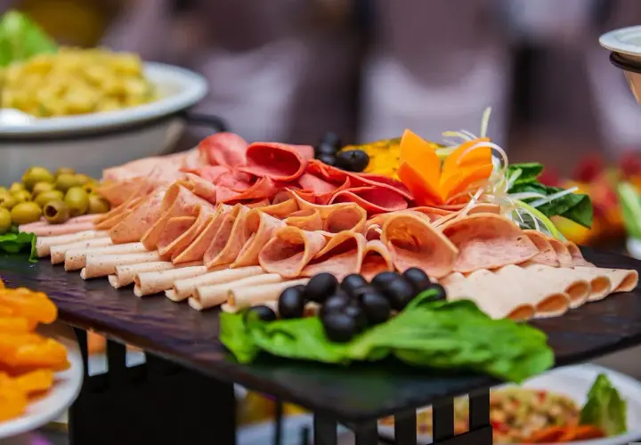 Plateau de charcuterie variée, olives, carottes sculptées. Une belle idée buffet froid pas cher pour 50 personnes.