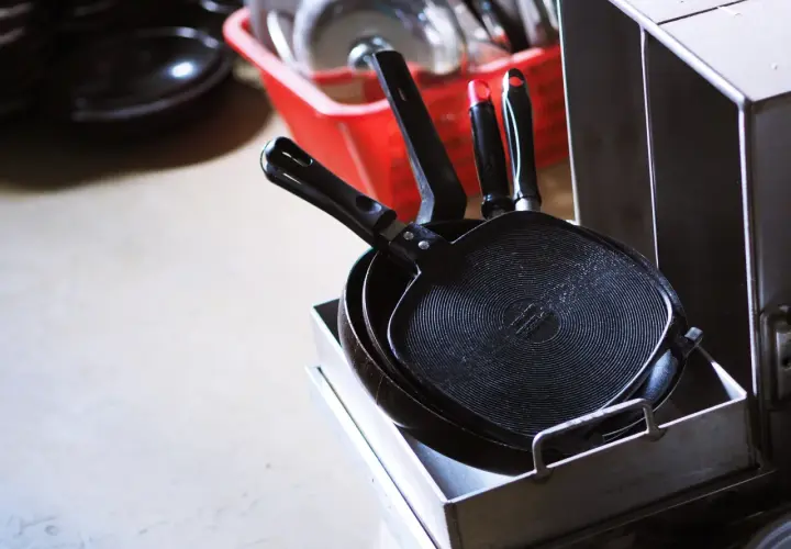 Poêles Tefal empilées, prêtes pour un nettoyage en profondeur. Apprenez comment nettoyer une poêle Tefal brûlée pour lui redonner son éclat.