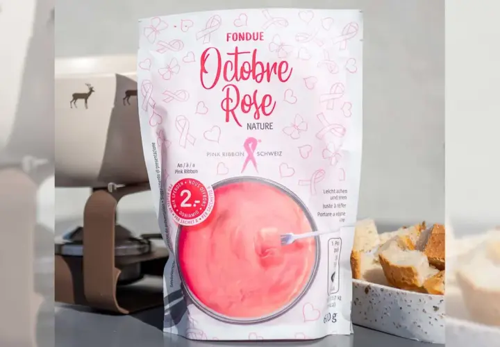 Un sachet de fondue au rosé "Octobre Rose" aux motifs de rubans roses, prêt à être dégusté avec du pain.