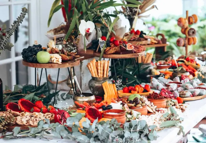 Magnifique présentation de fruits pour buffet : fruits rouges, figues, grenades, kiwis, et bien plus encore, disposés avec soin.