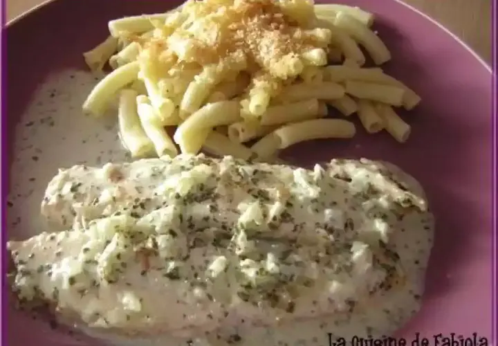 Délicieux poisson à la crème et vin blanc, servi avec des pâtes. Un plat savoureux pour un repas gourmand.