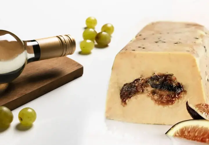 Bouteille de vin blanc, raisins et foie gras aux figues. Quel vin avec foie gras poêlé ? Une association gourmande.