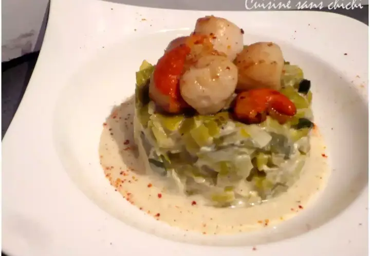 Noix de Saint-Jacques poêlées sur lit de poireaux à la crème. Un délice qui appelle un vin blanc sec.