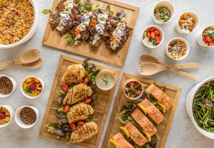 Un buffet déjeuner généreux avec viandes, poissons, salades et accompagnements variés.