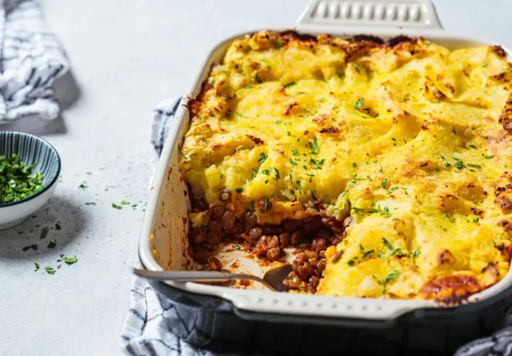 Un plat réconfortant de parmentier de canard, prêt à être dégusté. Quel vin avec parmentier de canard ? Un Pinot Noir serait parfait.
