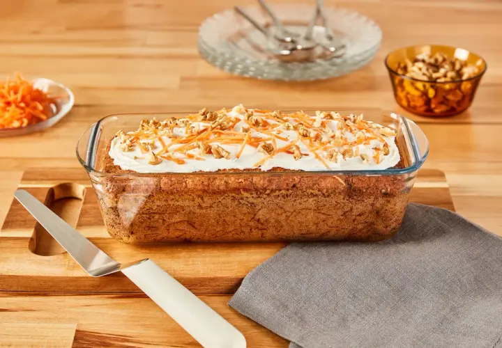 Gâteau aux carottes dans un plat en verre, garni de glaçage, carottes râpées et noix. Est-ce que le verre va au four ? Oui, ce plat en verre est conçu pour la cuisson.