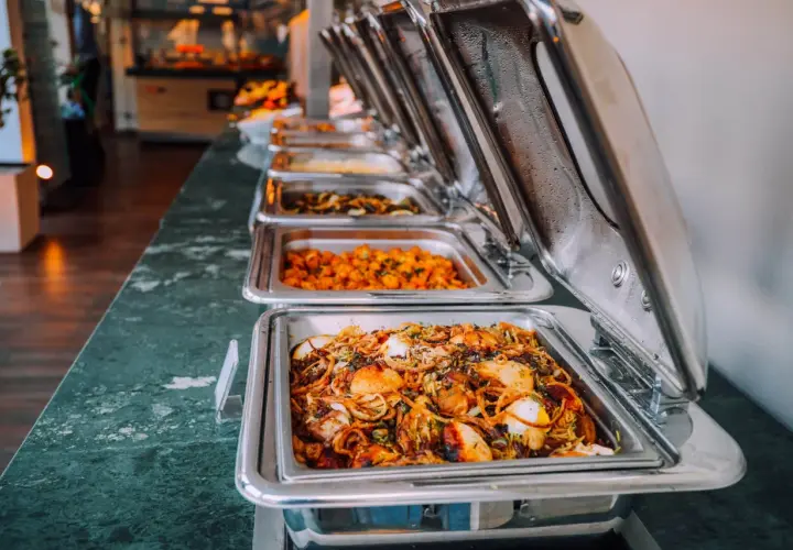 Buffet de plats chauds, une organisation de repas qui apporte variété et saveurs.