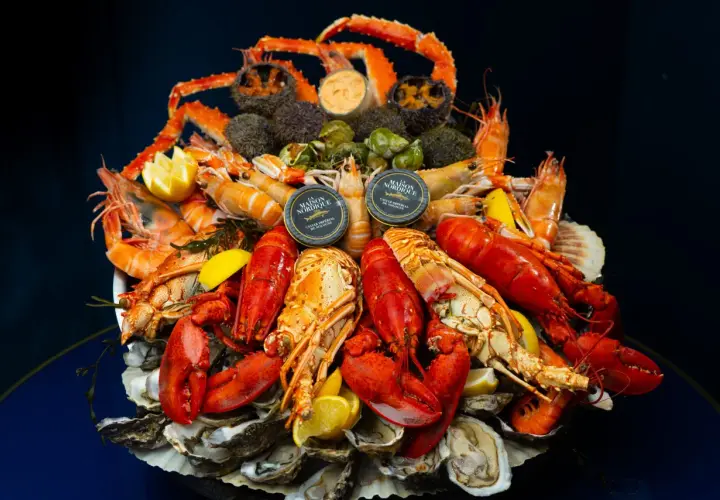 Une assiette de fruits de mer pour une personne : homards, langoustines, crevettes, oursins, huîtres et caviar.