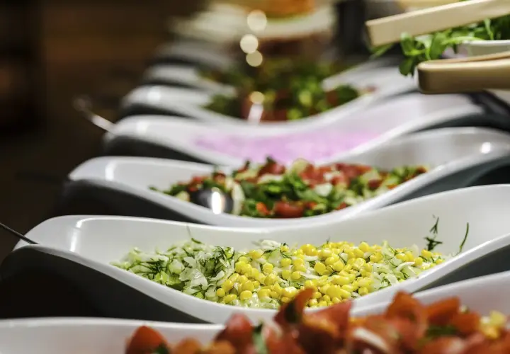 Un buffet frais et coloré, parfait pour un menu campagnard. Salades de maïs, tomates, herbes fraîches et autres délices.